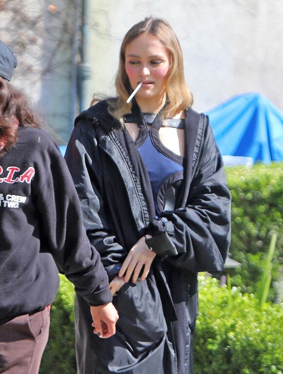 Exclusif - Lily-Rose Depp fait une pause cigarette lors du tournage de la série HBO "The Idol" à Los Angeles le 15 février 2022.
