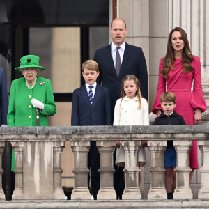 La famille royale regarde la grande parade qui clôture les festivités du jubilé de platine de la reine à Londres le 5 juin 2022. 