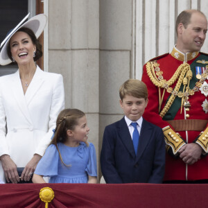 Les membres de la famille royale saluent la foule depuis le balcon du Palais de Buckingham, lors de la parade militaire "Trooping the Colour" dans le cadre de la célébration du jubilé de platine (70 ans de règne) de la reine Elizabeth II à Londres, le 2 juin 2022. © Avalon/Panoramic/Bestimage 
