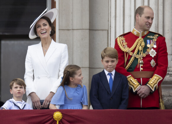 Les membres de la famille royale saluent la foule depuis le balcon du Palais de Buckingham, lors de la parade militaire "Trooping the Colour" dans le cadre de la célébration du jubilé de platine (70 ans de règne) de la reine Elizabeth II à Londres, le 2 juin 2022. © Avalon/Panoramic/Bestimage 