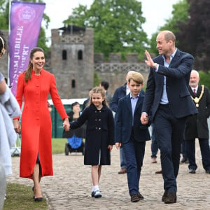 Le prince William, duc de Cambridge, et Catherine (Kate) Middleton, duchesse de Cambridge, accompagnés de leurs enfants, le prince George de Cambridge et la princesse Charlotte de Cambridge en visite au château de Cardiff, Royaume Uni, le 4 juin 2022, à l'occasion du jubilé de platine de la reine d'Angleterre. 