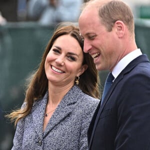 Le prince William, duc de Cambridge, et Catherine (Kate) Middleton, duchesse de Cambridge, assistent à l'ouverture officielle du mémorial Glade of Light à Manchester, Royaume Uni, le 10 mai 2022.