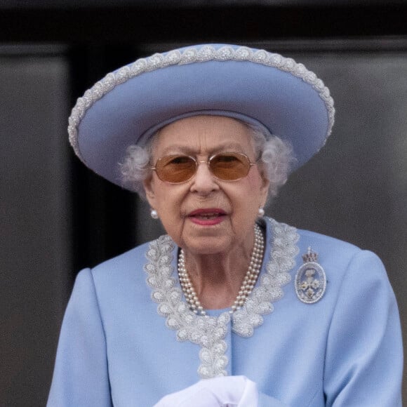 La reine Elisabeth II d'Angleterre - Les membres de la famille royale regardent le défilé Trooping the Colour depuis un balcon du palais de Buckingham à Londres lors des célébrations du jubilé de platine de la reine le 2 juin 2022. 