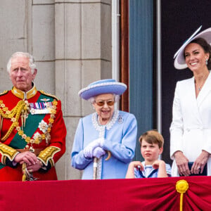 Les membres de la famille royale saluent la foule depuis le balcon du Palais de Buckingham, lors de la parade militaire "Trooping the Colour" dans le cadre de la célébration du jubilé de platine (70 ans de règne) de la reine Elizabeth II à Londres, le 2 juin 2022. 