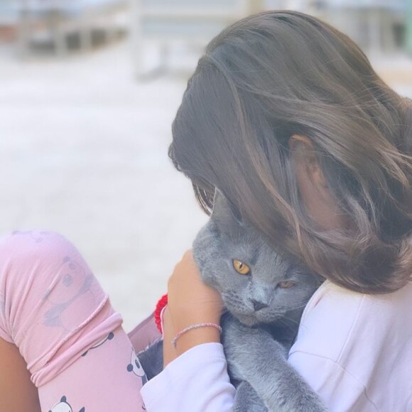 Lila, la fille de Mélissa Theuriau et Jamel Debbouze, en plein câlin avec le chat