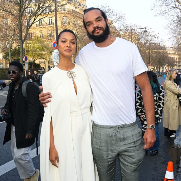 Info - Joakim Noah va se marier le 10 juillet au Brésil - Joakim Noah et sa compagne Lais Ribeiro - Arrivées au défilé Elie Saab Automne/Hiver 2022/2023 lors de la Fashion Week de Paris au Plais de Tokyo à Paris, France, le 5 mars 2022. © Federico Pestellini/Panoramic/Bestimage 