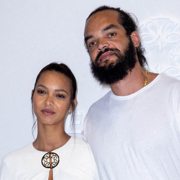 Info - Joakim Noah va se marier le 10 juillet au Brésil - Lais Ribeiro et son fiancé Joakim Noah - People au défilé de mode automne-hiver 2022/2023 "Elie Saab" lors de la fashion week de Paris. Le 5 mars 2022 © Olivier Borde / Bestimage 