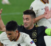 Dusan Tadic et Roger Ibanez - Match nul (1 - 1) à l'issue de la rencontre entre l'Ajax d'Amsterdam et l'AS Roma en Ligue Europa, le 15 avril 2021 à Rome. Les Romains affronteront Manchester United pour remporter leur place en finale.