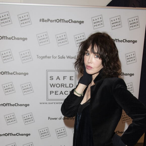 Exclusif - Isabelle Adjani (qui participe par solidarité et bénévolement au lancement du site) - Lancement du site de la marque "Safe World Peace" à la Société d'Encouragement pour l'Industrie Nationale à Paris, le 22 octobre 2018. Cette marque de joaillerie est la seule au monde à être complètement dédiée à l'humanitaire. Créé par Fadia Otte, Safe World Peace associe trois symboles très forts : la croix chrétienne, le croissant de l'Islam et l'étoile de David afin de transmettre un message de respect, de solidarité, de tolérance, d'amour et de respect Texte lu par I. Adjani : "Déclarer la paix, c'est plus difficile, plus long que déclarer la guerre : il faut du courage et de la détermination pour trouver le chemin de la paix à travers les conflits et les attentats qui laissent c des plaies à la surface du globe. New York, Londres, Karachi, Madrid, Alep, Paris, Bamako, Barcelone, Kaboul, Somalie, Nigéria, Yemen... partout dans le monde des explosions, des tirs de mitraillettes, des cris, des pleurs, du brui tet de la fureur qui ont rappelé à mon amie Fadia Otte ce qu'elle avait vécu enfant à Beyrouth, ce Beyrouth meurtri par les oppositions inter-religieuses qu'elle avait dû fuir... Comment lutter contre la folie qui s'empare des hommes qui s'entretuent et assassinent au nom de dieu ? Comment les convaincre que la paix est la seule voie possible pour l'humanité ? En associant les symboles des différentes religions dans ses créations, Fadia Otte invite toutes les communautés à coexister pacifiquement et à être solidaires les unes des autres pour venir en aide aux femmes, aux enfants et aux hommes qui sont toujours victimes de l'oppression, de l'ignorance et de l'intolérance. Pour Kofi Annan " la tolérance " était " une vertu qui rend la paix possible ". La tolérance est cet espace où chaque individu peut croire et exprimer ce qu'il veut, qu'il soit croyant, agnostique ou athée. C'est cette tolérance que Fadia Otte revendique, cette tolérance portée comme un étendard au poignet ou autour du cou qui peut nous rendre vertueux et nous guider vers la paix. Mais porter un bijou, un sac, cela suffit-il à changer le monde ? peut etre , oui, parce que pour changer le monde, chaque geste compte : créer pour mobiliser, créer pour avancer, créer pour rassembler, créer pour changer le regard que nous portons les uns sur les autres... les créations de Fadia Otte, pionniere de coeur d'une marque entièrement dédiée aux autres, permettra à travers ses ventes, de soutenir des projets concrets en faveur de tous ceux dont les souffrances ne s'arrêteront que quand l'ouverture et le dialogue remplaceront la haine et l'exclusion. "Vous voulez la paix : créez l'amour." Les mots de Victor Hugo résonnent ce soir, ils peuvent nous inspirer comme nous inspire l'engagement de Fadia Otte sur le chemin de l'amour et de la paix. " © Pierre Perusseau/Bestimage 