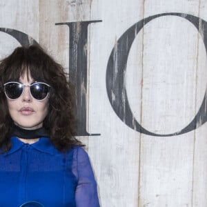 Isabelle Adjani - Photocall de la collection croisière Christian Dior Couture printemps-été 2019 dans les grandes écuries du château de Chantilly, France, le 25 mai 2018. © Olivier Borde/Bestimage 