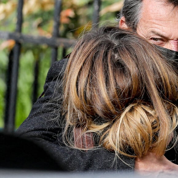 Jean-Luc Reichmann, Samantha Rénier - Arrivées aux obsèques de Yves Rénier en l'église Saint-Pierre de Neuilly-sur-Seine, France, le 30 avril 2021. 