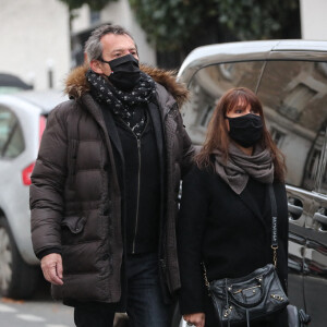 Jean-Luc Reichmann et sa femme Nathalie - Arrivées - Cérémonie religieuse en hommage au joueur Christophe Dominici en l'église Saint-Cécile à Boulogne-Billancourt le 2 décembre 2020  