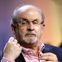 Salman Rushdie : L'écrivain poignardé sur scène à New York ! Un homme arrêté