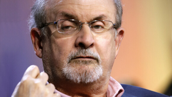Salman Rushdie : L'écrivain poignardé sur scène à New York ! Un homme arrêté