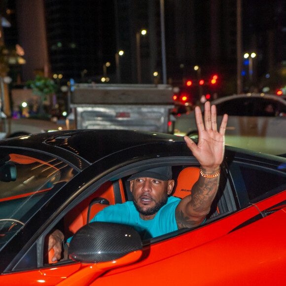 Exclusif - Booba arrive a la soirée " Come Chill with Booba " au bar Le Tube à Dubaï le 21 octobre 2021. © Nicolas Briquet / Bestimage