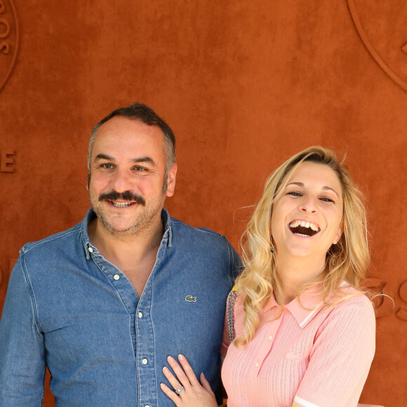 François-Xavier Demaison et sa femme Anaïs Tihay au village lors des internationaux de France Roland Garros à Paris le 13 juin 2021. © Dominique Jacovides / Bestimage 
