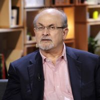Salman Rushdie hospitalisé : l'écrivain a pu parler (et plaisanter !), son agresseur plaide non coupable...