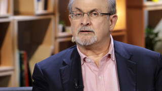 Salman Rushdie hospitalisé : l'écrivain a pu parler (et plaisanter !), son agresseur plaide non coupable...