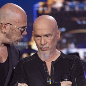 Florent Pagny et Pascal Obispo - Emission spéciale "Unis pour l'Ukraine" à la Maison de la Radio et de la Musique, diffusée en direct sur France 2 et présentée par Nagui et Leïla.Kaddour à Paris le 8 mars 2022. France Télévisions et Radio France s'associent, face à l'urgence humanitaire, pour soutenir et aider le peuple ukrainien et toutes les populations touchées par le conflit, sur place et dans les pays limitrophes. Le service public s'engage aux côtés de la Croix-Rouge française, qui lance un appel aux dons financiers, pour faire face aux besoins humanitaires, qui ne cessent de s'intensifier. Cette soirée spéciale est diffusée en simultané sur France 2 et France Inter avec un concert exceptionnel en direct, avec la participation des formations musicales de Radio France. Avec cette soirée, France Télévisions et Radio France permettent aux Français de répondre concrètement à l'urgence humanitaire, à l'intérieur et à l'extérieur de l'Ukraine, à travers des dons à la Croix-Rouge française. © Cyril Moreau / Jack Tribeca / Bestimage 