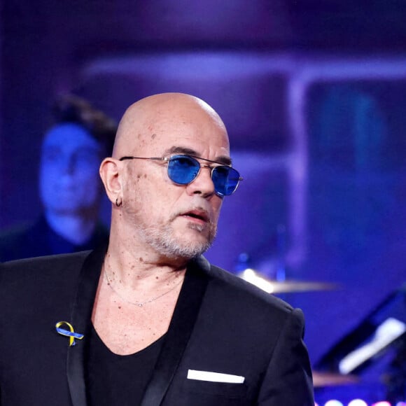 Pascal Obispo, Florent Pagny - Emission spéciale "Unis pour l'Ukraine" à la Maison de la Radio et de la Musique, diffusée en direct sur France 2 et présentée par Nagui et Leïla.Kaddour à Paris le 8 mars 2022. France Télévisions et Radio France s'associent, face à l'urgence humanitaire, pour soutenir et aider le peuple ukrainien et toutes les populations touchées par le conflit, sur place et dans les pays limitrophes. Le service public s'engage aux côtés de la Croix-Rouge française, qui lance un appel aux dons financiers, pour faire face aux besoins humanitaires, qui ne cessent de s'intensifier. Cette soirée spéciale est diffusée en simultané sur France 2 et France Inter avec un concert exceptionnel en direct, avec la participation des formations musicales de Radio France. Avec cette soirée, France Télévisions et Radio France permettent aux Français de répondre concrètement à l'urgence humanitaire, à l'intérieur et à l'extérieur de l'Ukraine, à travers des dons à la Croix-Rouge française. © Cyril Moreau / Jack Tribeca / Bestimage 