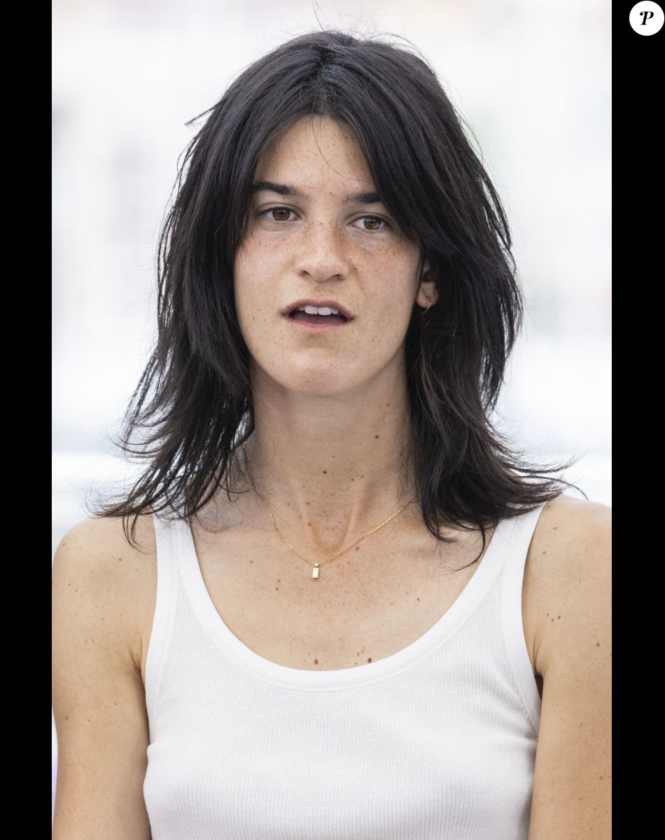 Suzanne Lindon au photocall du film "Les Amandiers" lors du 75ème Festival International du Film de Cannes, le 23 mai 2022. © Cyril Moreau / Bestimage