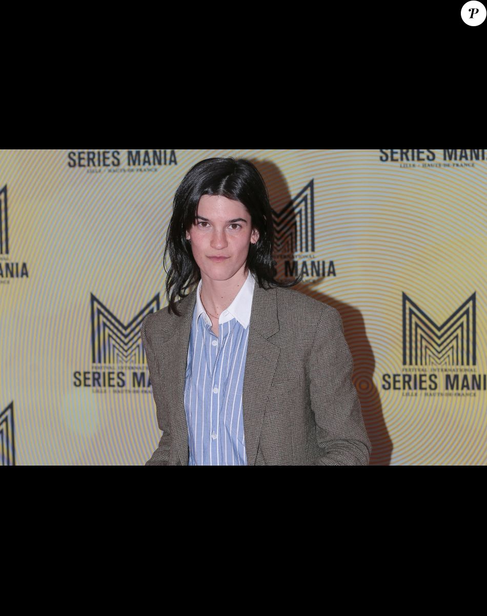 Suzanne Lindon, habillée en "Céline", présente la nouvelle saison de la série "En Thérapie" au festival Séries Mania à Lille, le 23 mars 2022.
