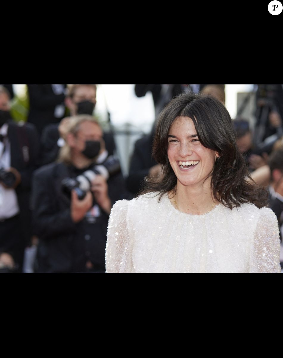 Suzanne Lindon - Montée des marches du film " OSS 117 : Alerte rouge en Afrique Noire " lors du 74ème Festival International du Film de Cannes. Le 17 juillet 2021 © Borde-Jacovides-Moreau / Bestimage