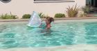 Vitaa en vacances. Tendres moments avec sa fille Noa à la piscine. Août 2022.