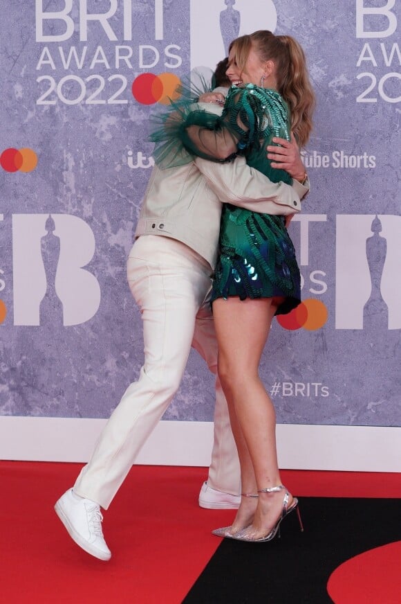 David Guetta et la chanteuse Becky Hill au photocall de la cérémonie des Brit Awards à l'O2 à Londres le 8 février 2022. 