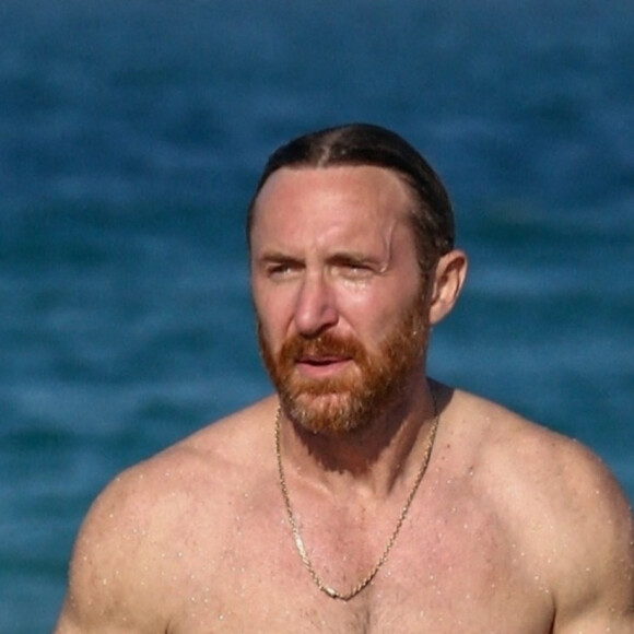 David Guetta et sa compagne Jessica Ledon passent une après-midi détente à la plage à Miami le 26 mai 2021. 