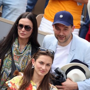 Demi Moore et son compagnon Daniel Humm dans les tribunes lors des Internationaux de France de Tennis de Roland Garros 2022. Paris, le 5 juin 2022. © Dominique Jacovides/Bestimage 