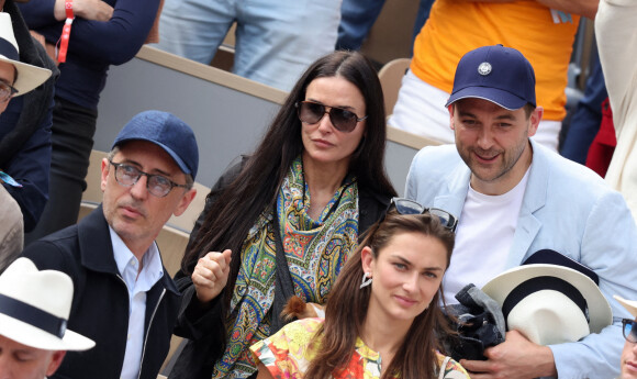Demi Moore et son compagnon Daniel Humm dans les tribunes lors des Internationaux de France de Tennis de Roland Garros 2022. Paris, le 5 juin 2022. © Dominique Jacovides/Bestimage 