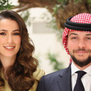 Rajwa Khaled bin Musaed bin Saif bin Abdulaziz Al Saif et le prince Hussein - La famille royale de Jordanie lors de l'annonce officielle des fiançailles du prince Hussein de Jordanie à Riyad. Le 17 août 2022 