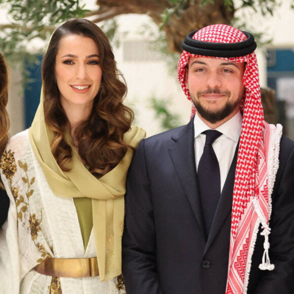 Rajwa Khaled bin Musaed bin Saif bin Abdulaziz Al Saif et le prince Hussein - La famille royale de Jordanie lors de l'annonce officielle des fiançailles du prince Hussein de Jordanie à Riyad. Le 17 août 2022 