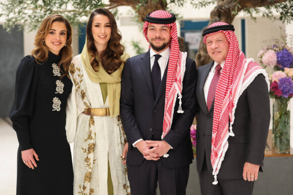 La reine Rania, Rajwa Khaled bin Musaed bin Saif bin Abdulaziz Al Saif et le prince Hussein, le roi Abdallah II - La famille royale de Jordanie lors de l'annonce officielle des fiançailles du prince Hussein de Jordanie à Riyad. Le 17août 2022 