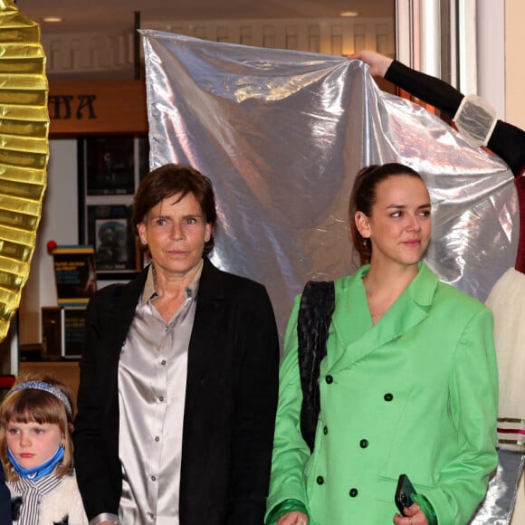 Camille Gottlieb, Le prince Jacques de Monaco, marquis des Baux, La princesse Gabriella de Monaco, comtesse de Carladès, La princesse Stéphanie de Monaco, Pauline Ducruet - La princesse Stéphanie de Monaco assiste, avec ses filles et ses neveux, au spectacle caritatif au profit des écoles de cirque ukrainiennes, donné par les élèves de l'école du cirque de Kiev, lors du Festival du cirque de Monte-Carlo au théâtre Princesse Grace, le 16 avril 2022. 