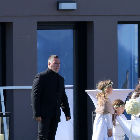 Mariage de Jean-Luc Delarue et Anissa Kehl à Belle-île-en-mer. Le couple s'est marié dans la maison de l'animateur à Sauzon au cours d'une cérémonie intime. Le fils de Jean-Luc Delarue, Jean, était aux côtés de son père. Le couple, main dans la main, et leurs invités se sont dirigés vers une allée, en direction de la mer, afin de se réunir sur la plage.