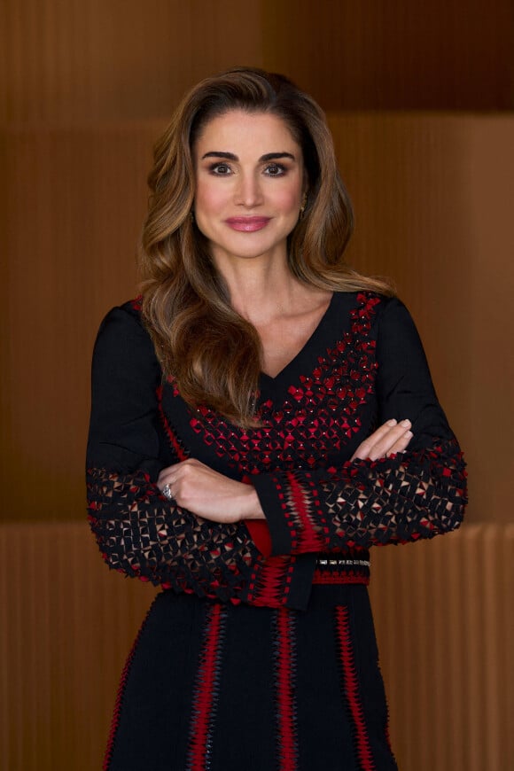 Portrait officiel de la reine Rania de Jordanie pour son anniversaire (52 ans) à Amman réalisé le 23 août 2022. La reine est née un 31 août. 