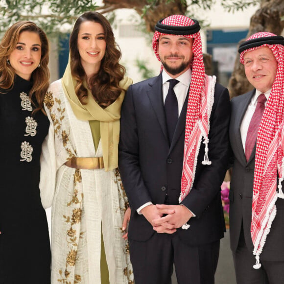 La reine Rania, Rajwa Khaled bin Musaed bin Saif bin Abdulaziz Al Saif et le prince Hussein, le roi Abdallah II - La famille royale de Jordanie lors de l'annonce officielle des fiançailles du prince Hussein de Jordanie à Riyad. Le 17août 2022 