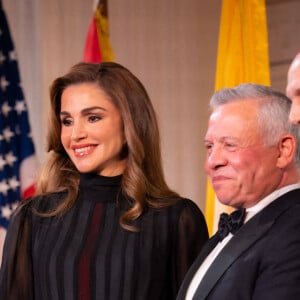 Le roi Abdallah II et la reine Rania de Jordanie reçoivent le prix "Path to Peace Award" à New York, le 9 mai 2022. 