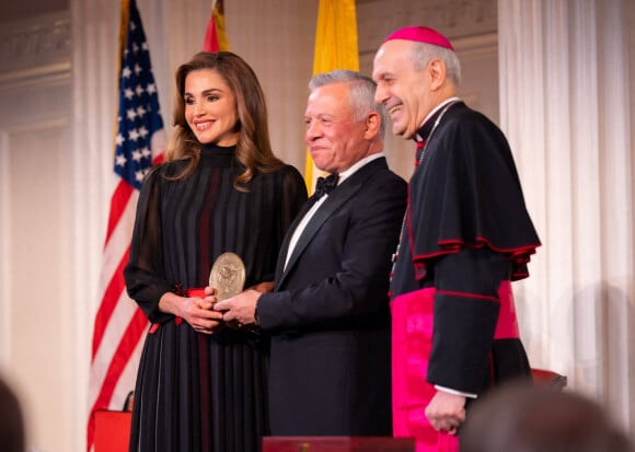 Le roi Abdallah II et la reine Rania de Jordanie reçoivent le prix "Path to Peace Award" à New York, le 9 mai 2022. 