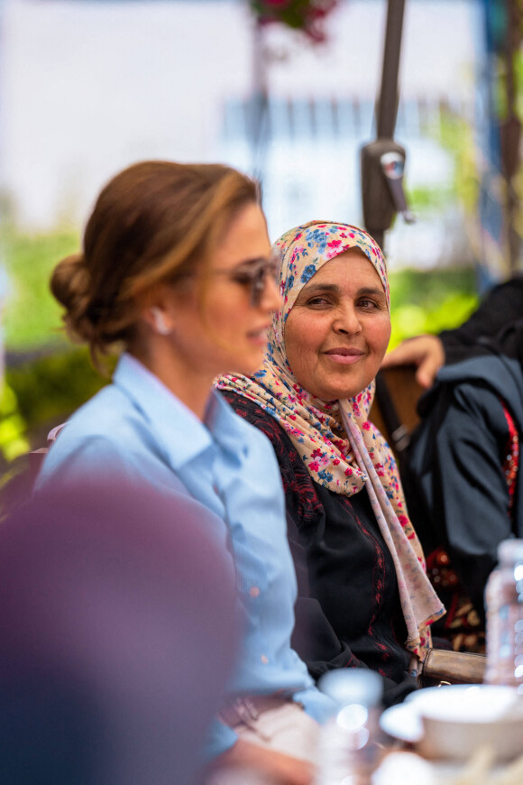 La reine Rania de Jordanie visite l'association "Ajlun Ladies Charity" à Ajlun (Jordanie), le 18 mai 2022. 