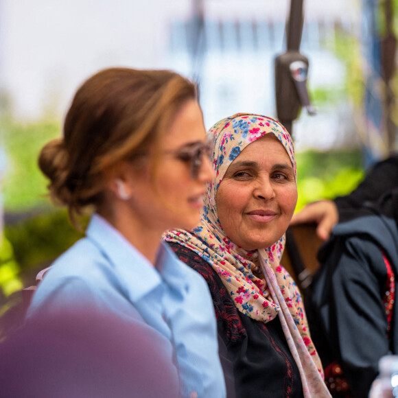 La reine Rania de Jordanie visite l'association "Ajlun Ladies Charity" à Ajlun (Jordanie), le 18 mai 2022. 