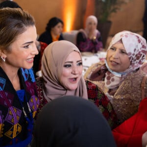 La Reine Rania de Jordanie partage l'iftar (repas de Ramadan) avec les femmes de l'université des Sciences et de la technologie de Jordanie à Irbid le 26 avril 2022. 