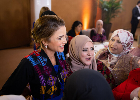 La Reine Rania de Jordanie partage l'iftar (repas de Ramadan) avec les femmes de l'université des Sciences et de la technologie de Jordanie à Irbid le 26 avril 2022. 