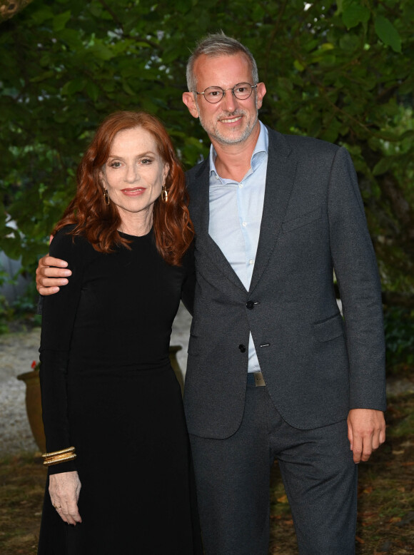 Isabelle Huppert et Laurent Larivière au photocall du film "A propos de Joan" lors du 15ème festival du film francophone de Angoulême le 25 août 2022. © Coadic Guirec / Bestimage 