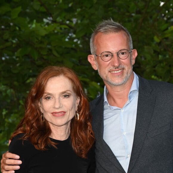 Isabelle Huppert et Laurent Larivière au photocall du film "A propos de Joan" lors du 15ème festival du film francophone de Angoulême le 25 août 2022. © Coadic Guirec / Bestimage 