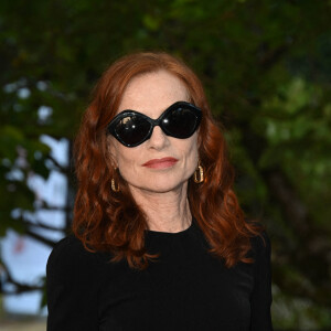 Isabelle Huppert au photocall du film "A propos de Joan" lors du 15ème festival du film francophone de Angoulême le 25 août 2022. © Coadic Guirec / Bestimage 