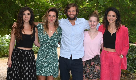 15ème Festival du Film Francophone d'Angoulême Photocall du film "Une histoire d'amour" Marie-Camille Soyer, Juliette Delacroix, Alexis Michalik, Leontine D'Oncieu et Pauline Bressio au photocall du film "Une histoire d'amour" lors du 15ème festival du film francophone de Angoulême le 25 août 2022. © Coadic Guirec / Bestimage 