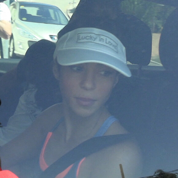 Shakira salue les journalistes en quittant son domicile au volant de sa voiture à Barcelone, le 24 août 2022.